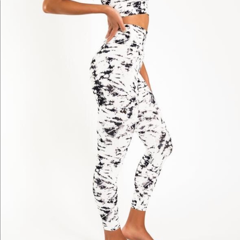 Brand new IVL collective marble hydrasculpt leggings